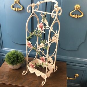 Pretty cottage kitchen wine rack